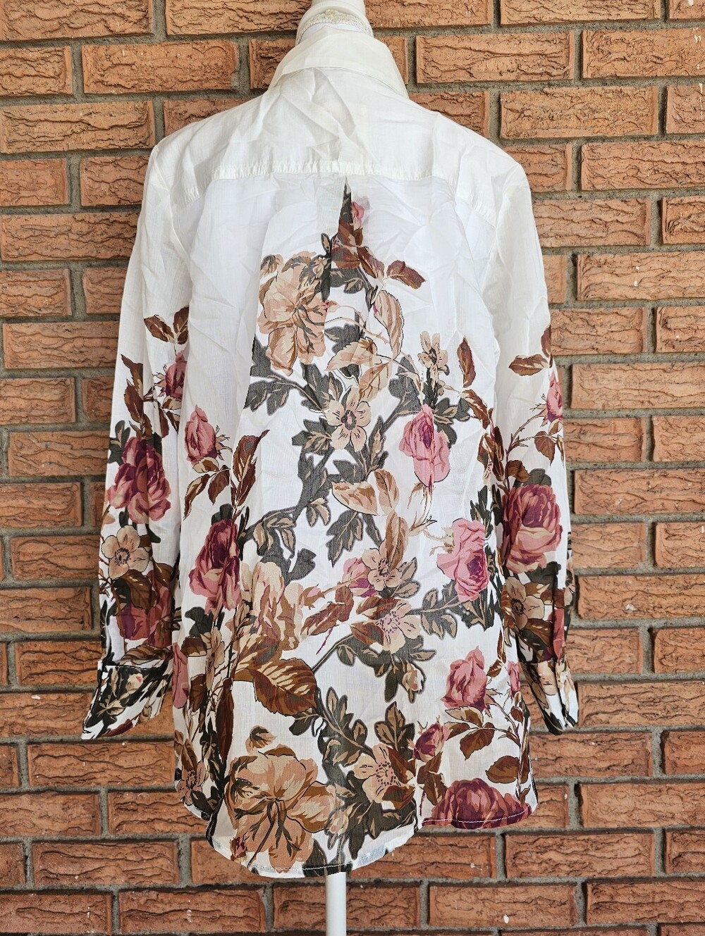 Bailey 44 High-Low Floral Button-Down Blouse—White with Pink Rose Print Size M - Picture 4 of 7